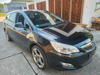 Gebraucht Opel Astra 125 PS (91 kW) 2011 Schwarz Kombi
