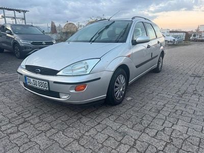 Silber Gebraucht 2000 Ford Focus Ghia Kombi | 1.799 € (Fairer Preis)
