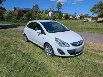 Gebraucht Opel Corsa Edition 101 PS (74 kW) 2011 Weiß Kleinwagen