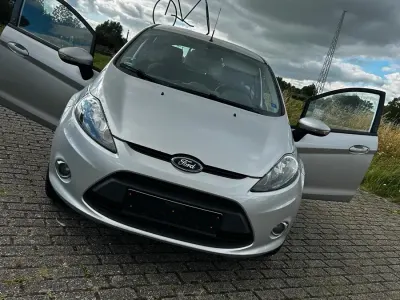Gebraucht Ford Fiesta 95 PS (69 kW) 2012 Silber Kleinwagen