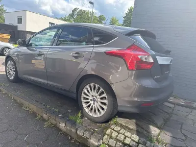 Gebraucht Ford Focus Titanium 105 PS (77 kW) 2012 Grau Limousine