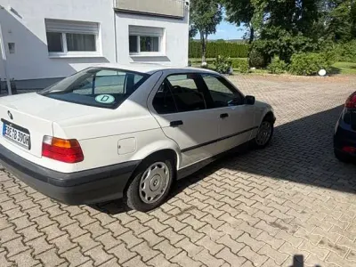 Gebraucht BMW 316 102 PS (75 kW) 1992 Weiß Limousine