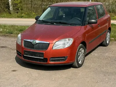 Używany Skoda Fabia 60 KM (44 kW) 2009 Pomarańczowy Sedan/Limuzyna