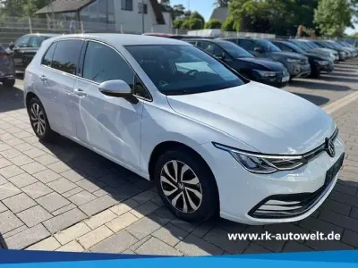 Gebraucht VW Golf VII Active 150 PS (110 kW) 2021 Weiss Kleinwagen