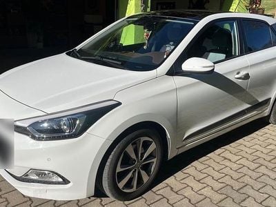 Gebraucht Hyundai i20 Trend 90 PS (66 kW) 2015 Weiß Kleinwagen