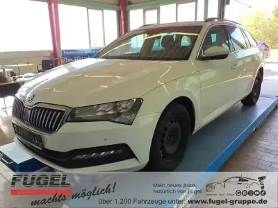 Gebraucht Skoda Superb Ambition 150 PS (110 kW) 2022 Moonweiss metallic Kombi
