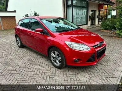 Gebraucht Ford Focus Trend 101 PS (74 kW) 2013 Rot Limousine