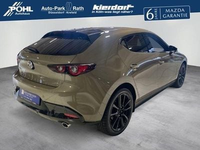 Neu Mazda 3 Homura-Line 140 PS (102 kW) 2026 Zircon sand (beige) Limousine