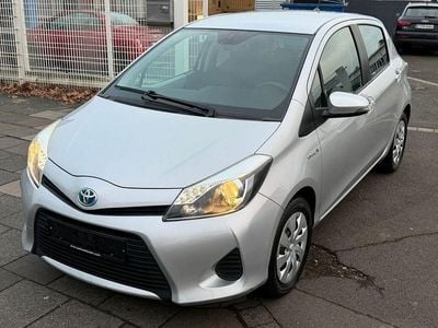 Gebraucht Toyota Yaris Hybrid Life 75 PS (55 kW) 2012 Silber Limousine
