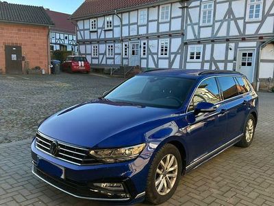 Second-hand VW Passat R-line 150 CP (110 kW) 2024 Albastru Break