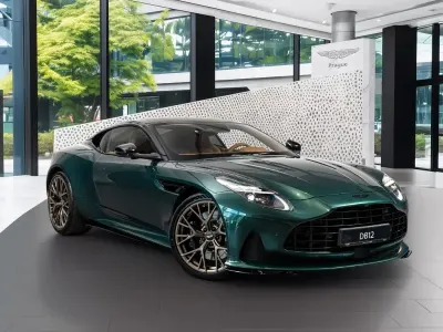 Nouă Aston Martin DB12 680 CP (500 kW) 2026 Verde
