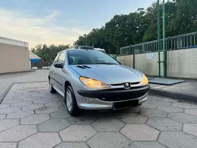Gebraucht Peugeot 206 75 PS (55 kW) 1999 Silber Kleinwagen