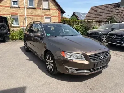 Gebraucht Volvo V70 Summum 181 PS (133 kW) 2014 Braun Kombi
