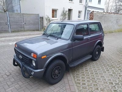 Grau Gebraucht 2021 Lada Urban SUV | 15.000 € (Fairer Preis)