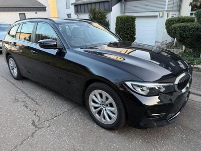 Schwarz Gebraucht 2021 BMW 318 Shadowline Kombi | 15.500 € (Fairer Preis)