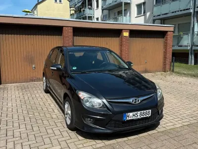 Gebraucht Hyundai i30 90 PS (66 kW) 2011 Schwarz Limousine