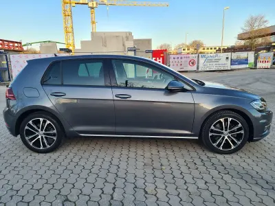 Gebraucht VW Golf VII Highline 150 PS (110 kW) 2018 Grau Limousine