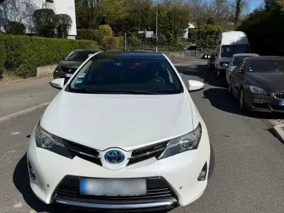 Gebraucht Toyota Auris Hybrid Comfort 136 PS (100 kW) 2014 Weiß Limousine