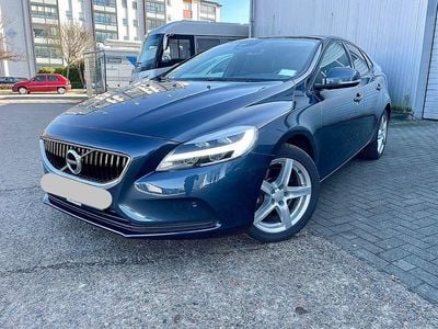 Second-hand Volvo V40 Momentum 122 CP (89 kW) 2019 Albastru Berlinǎ