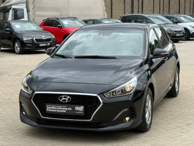 Gebraucht Hyundai i30 Select 120 PS (88 kW) 2019 Schwarz Limousine
