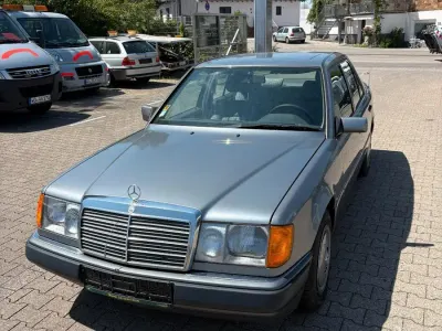 Gebraucht Mercedes E200 118 PS (86 kW) 1992 Grau Limousine