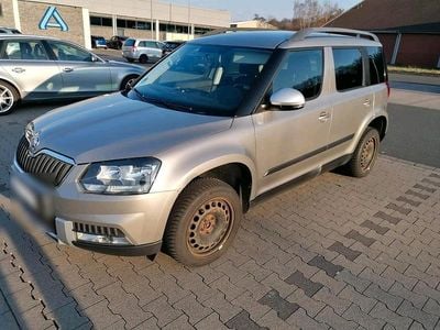 Usado Skoda Yeti 110 HP (80 kW) 2015 Bege SUV