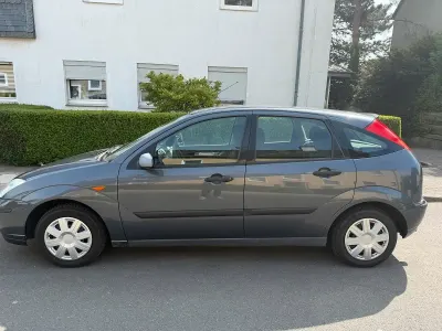 Usata Ford Focus 112 CV (82 kW) 2002 Grigio Utilitaria