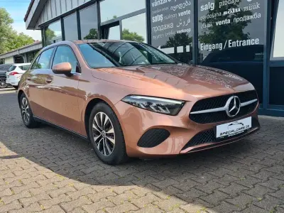 Gebraucht Mercedes A180 136 PS (100 kW) 2023 Gold Limousine