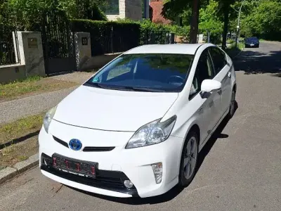 Używany Toyota Prius Life 136 KM (100 kW) 2014 Biały Sedan/Limuzyna