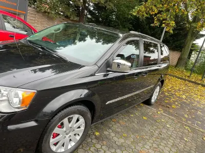 Second-hand Chrysler Town & Country 287 CP (211 kW) 2016 Negru Monovolum