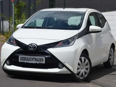 Gebraucht Toyota Aygo X-play 69 PS (50 kW) 2017 Weiß Kleinwagen