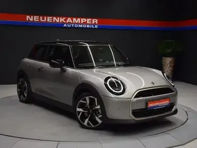 Begagnad Mini Cooper Favoured 156 HK (114 kW) 2024 Silver Halvkombi