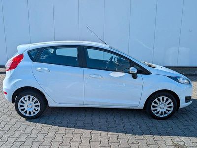 Gebraucht Ford Fiesta Trend 82 PS (60 kW) 2015 Weiß Kleinwagen