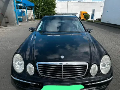 Używany Mercedes E280 190 KM (139 kW) 2005 Czarny Sedan/Limuzyna