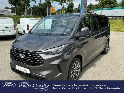 Neu Ford Tourneo Titanium 170 PS (125 kW) 2026 Magneticgrau (metallic) Van / Kleinbus