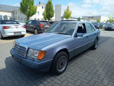 Gebraucht Mercedes E230 132 PS (97 kW) 1990 Blau Limousine