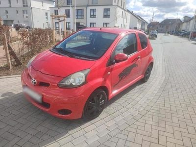 Gebraucht Toyota Aygo 68 PS (50 kW) 2009 Rot Kleinwagen