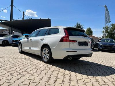 Gebraucht Volvo V60 Momentum 197 PS (144 kW) 2020 Ice withe solid weiß Kombi