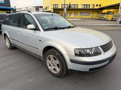 Silber Gebraucht 1999 VW Passat Kombi | 2.900 €