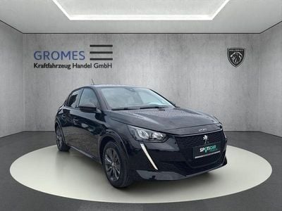 Gebraucht Peugeot e-208 Allure 100 kW (136 PS) 2023 Schwarz perla nera (metallic) Kleinwagen