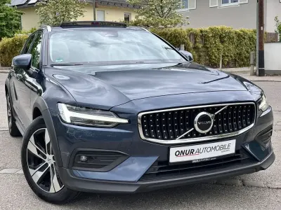 Gebraucht Volvo V60 CC Plus 197 PS (144 kW) 2022 Blau Kombi