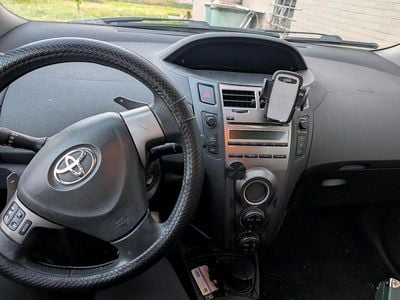 Usata Toyota Yaris 99 CV (72 kW) 2011 Argento Utilitaria