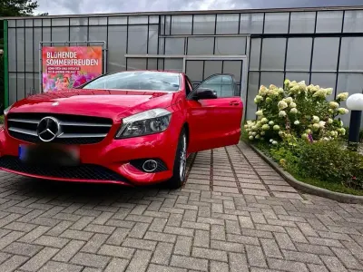 Gebraucht Mercedes A180 122 PS (89 kW) 2013 Rot Kleinwagen