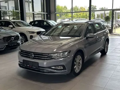 Gebraucht VW Passat 122 PS (89 kW) 2023 Moonstone gray Kombi