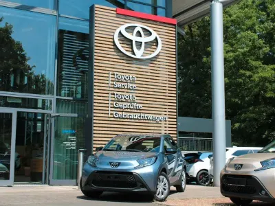 Neu Toyota Aygo X 72 PS (52 kW) 2026 Grau SUV