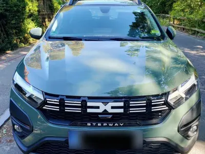 Używany Dacia Sandero Expression 91 KM (66 kW) 2023 Zielony Sedan/Limuzyna
