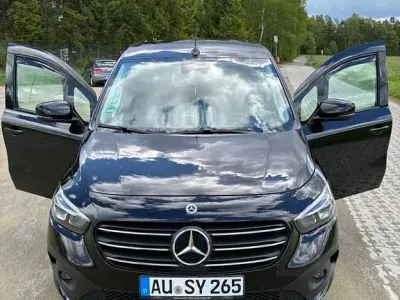 Używany Mercedes T180 116 KM (85 kW) 2022 Czarny Minivan