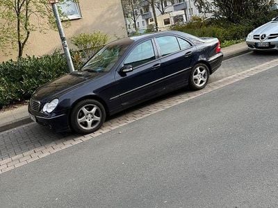 Second-hand Mercedes C240 Avantgarde 170 CP (125 kW) 2001 Albastru Berlinǎ