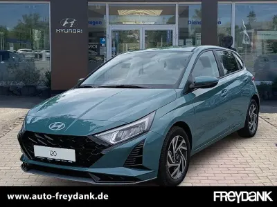 Neu Hyundai i20 90 PS (66 kW) 2026 Mangrove green Kleinwagen