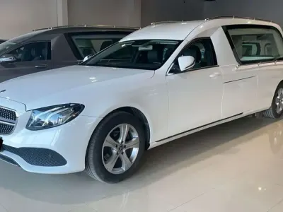 Gebraucht Mercedes E220 194 PS (142 kW) 2018 Silber metallic Limousine